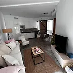 Luxury New 6 Pax Apart Downtown.