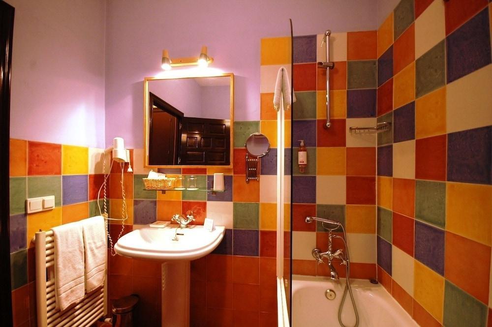 Casa De Azulejos Hotel 2*