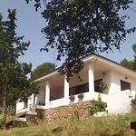 Bonita Casa Blanca En El Bosque.