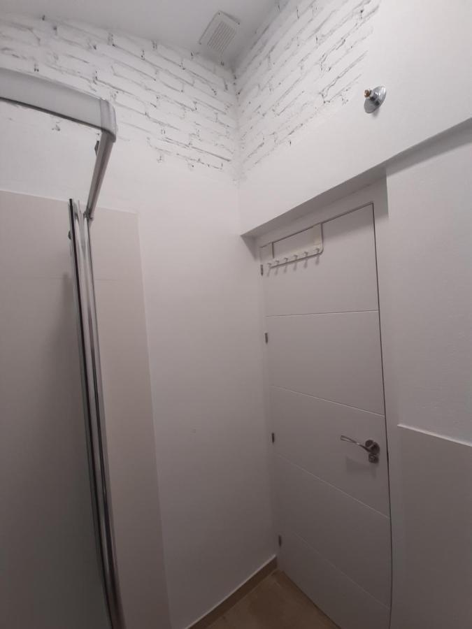 Plaza Andalucia -a 10min Caminando Del Puente Apartment