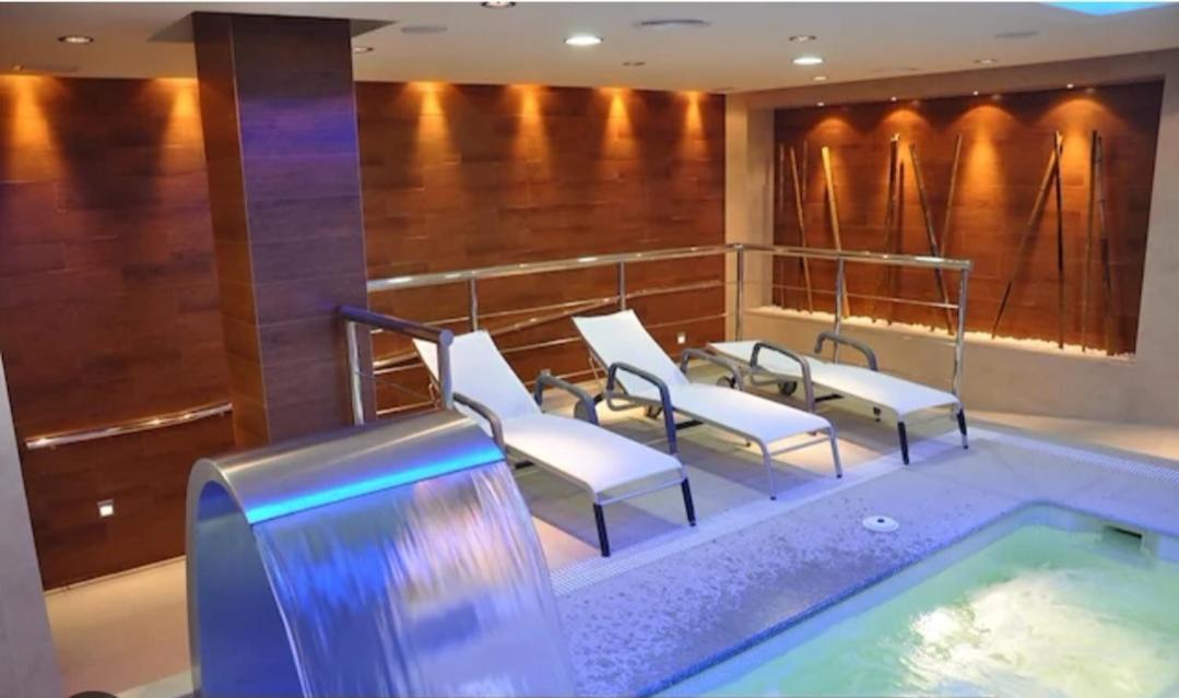 Apartamento En Urbanizacion De Lujo Con Piscina, Gimnasio Y Aparcamiento Gratis En La Zona * Córdoba