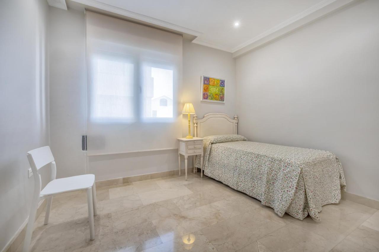 Tilos & Parking & Piscina Apartment *