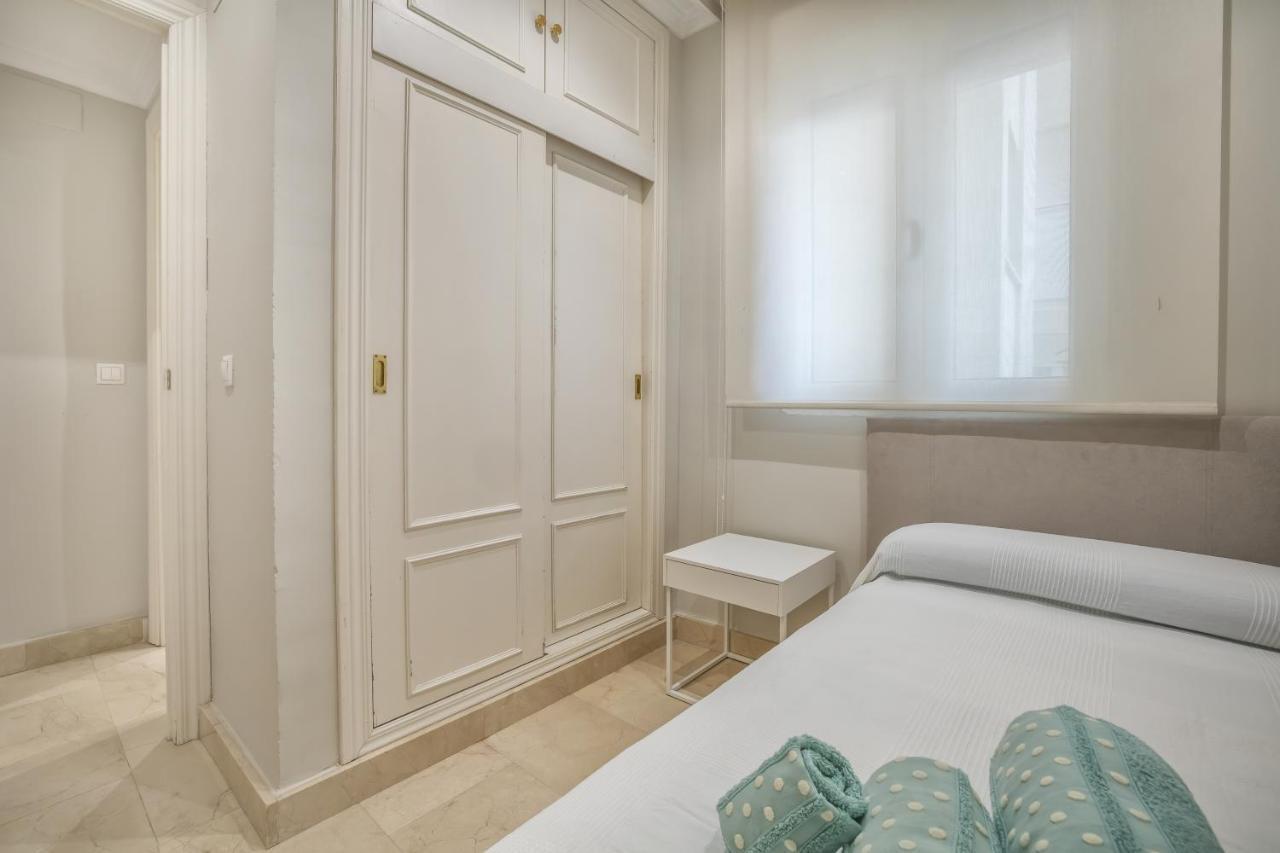 Tilos & Parking & Piscina Apartment