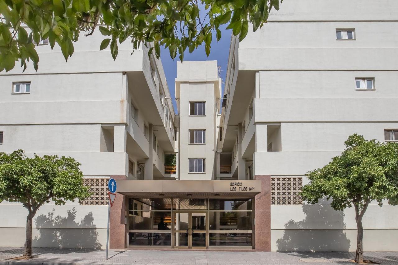 Tilos & Parking & Piscina Apartment *