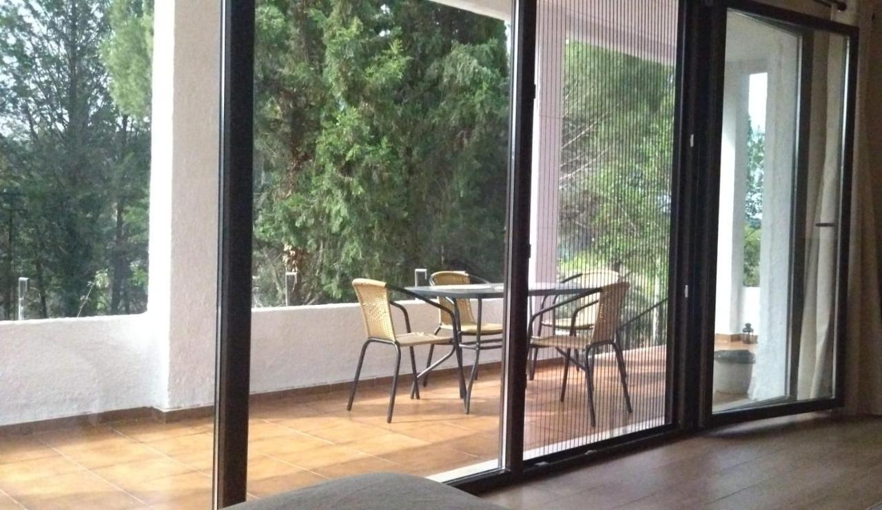 Bonita Casa Blanca En El Bosque. Chalet *