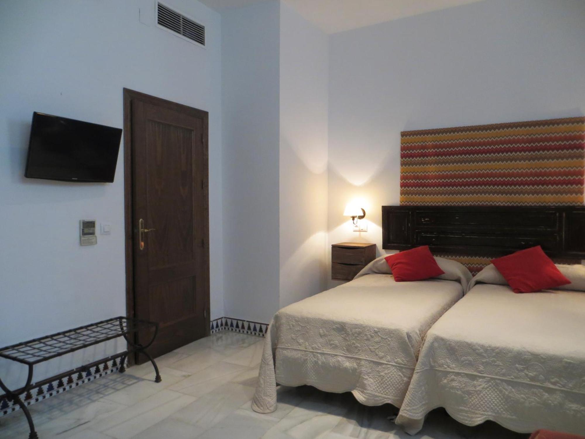 Plaza Apartment *