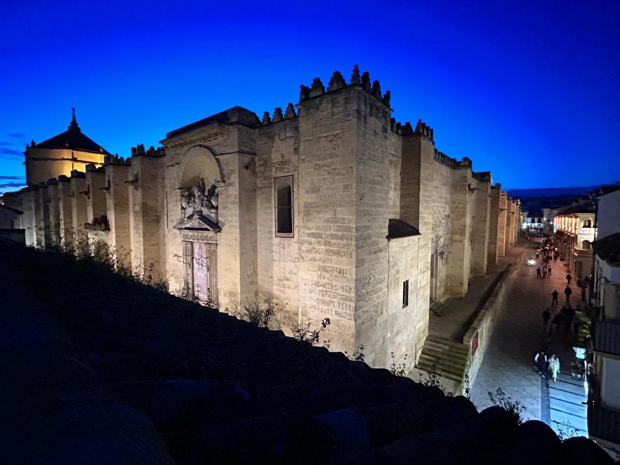 Junto A La Mezquita Y El Guadalquivir *