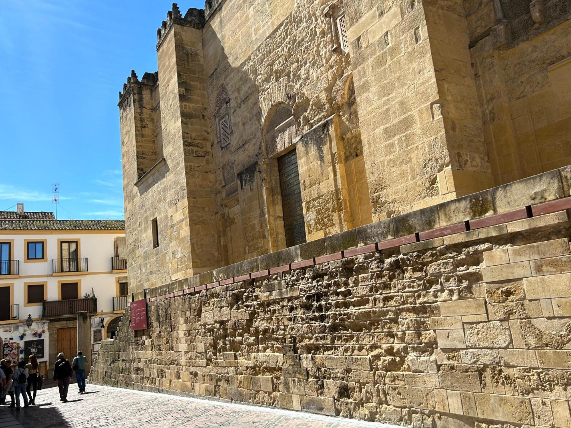 Junto A La Mezquita Y El Guadalquivir