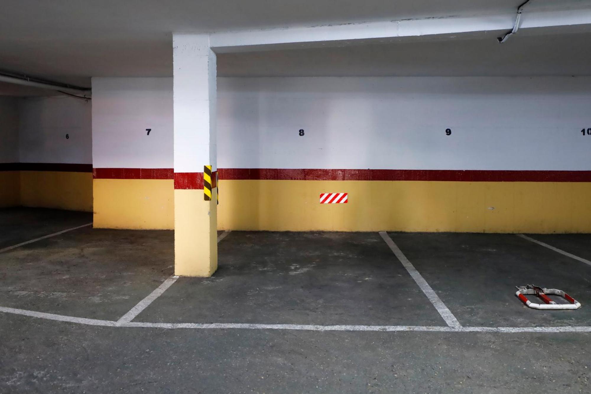R & T Center - Parking *