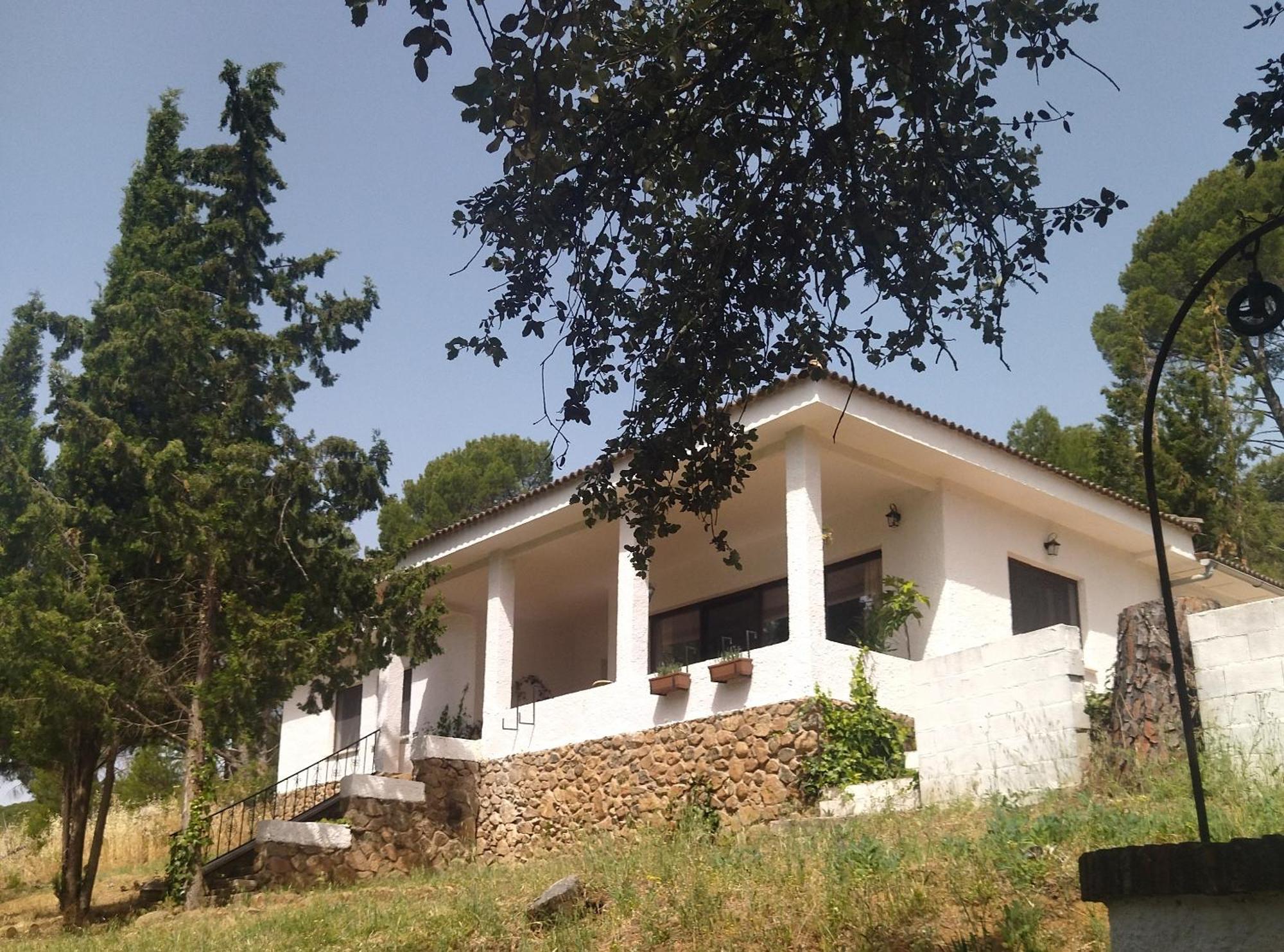 Chalet Bonita Casa Blanca En El Bosque. Córdoba