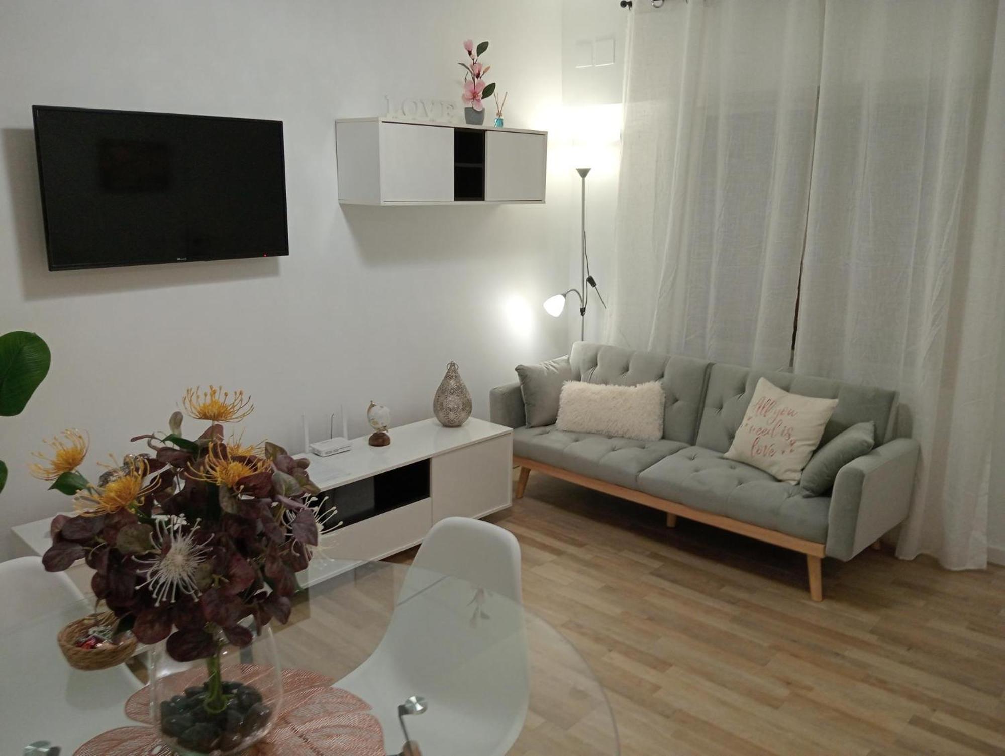 Apartamento Amor, Emoción Y Más, Auténtico Céntrico Climatizado,con Wifi, Cercano A La Catedral Y Estaciones *