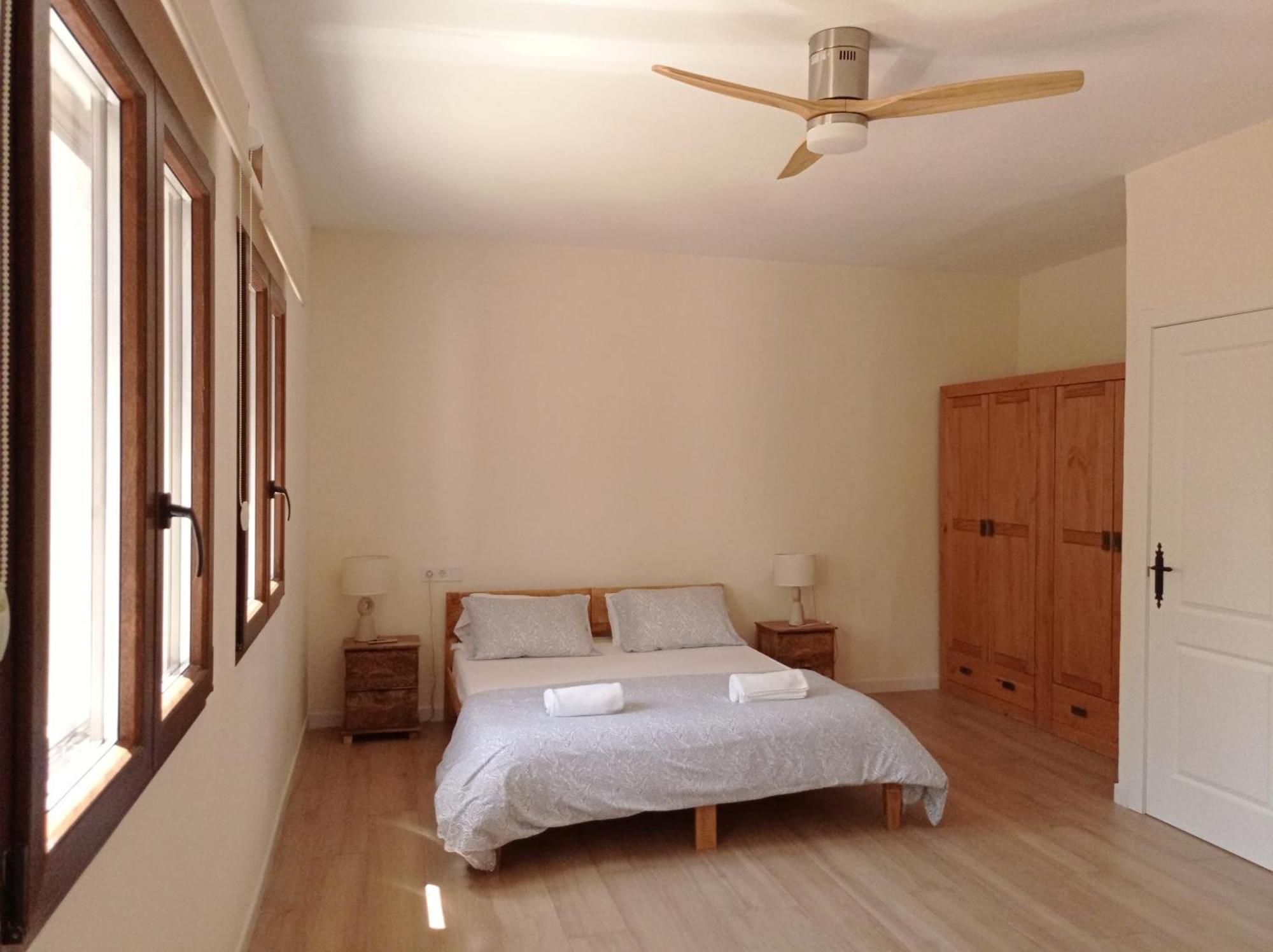 Bonita Casa Blanca En El Bosque. Chalet *