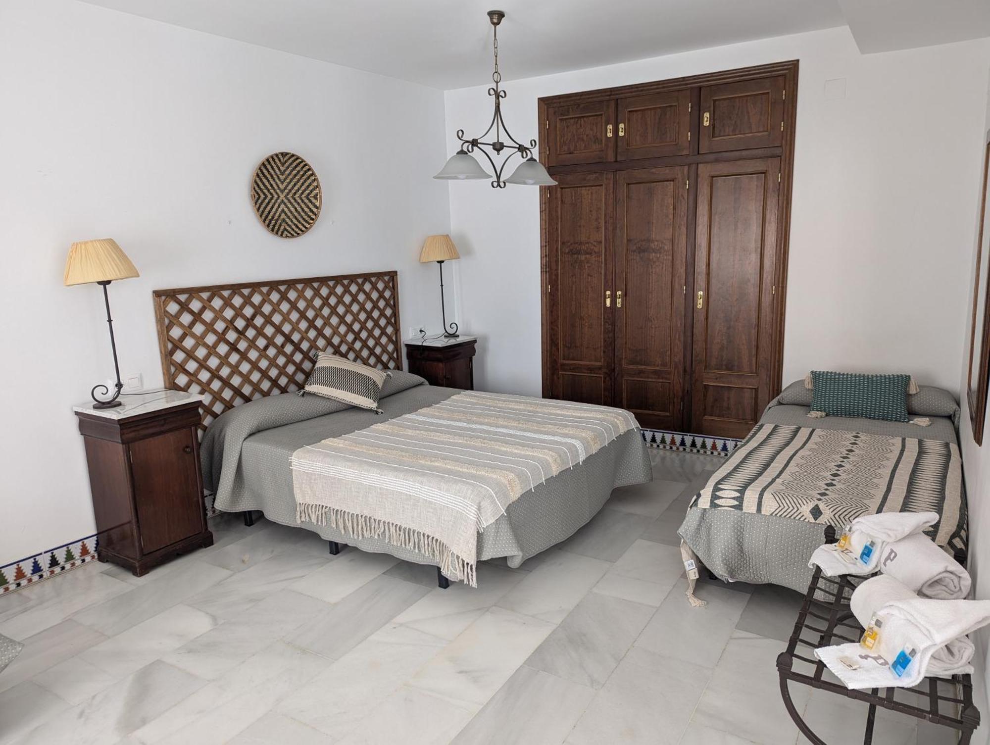 Plaza Apartment *