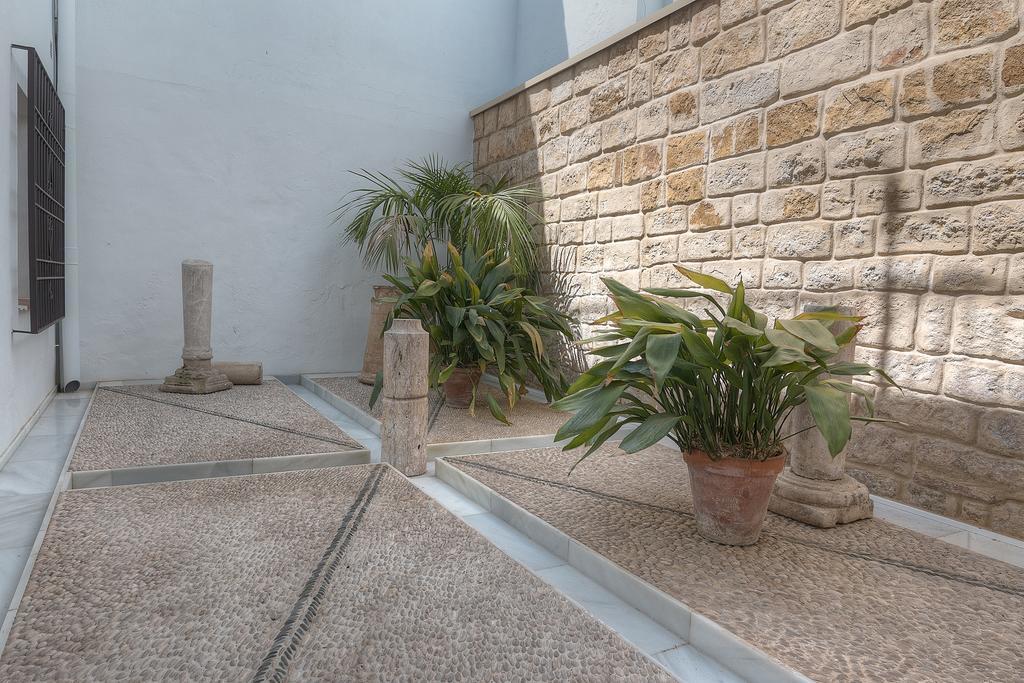 Patios Hotel *