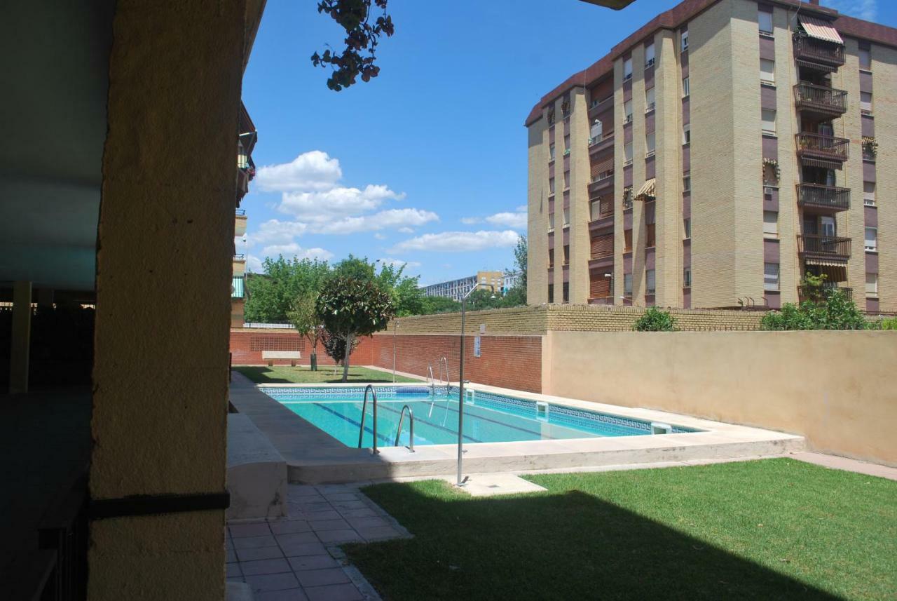 Apartamento Piscina Y Parking Incluidos, Amplio Piso En Av. Manolete Córdoba