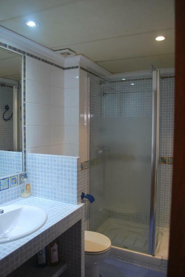 Piscina Y Parking Incluidos, Amplio Piso En Av. Manolete
