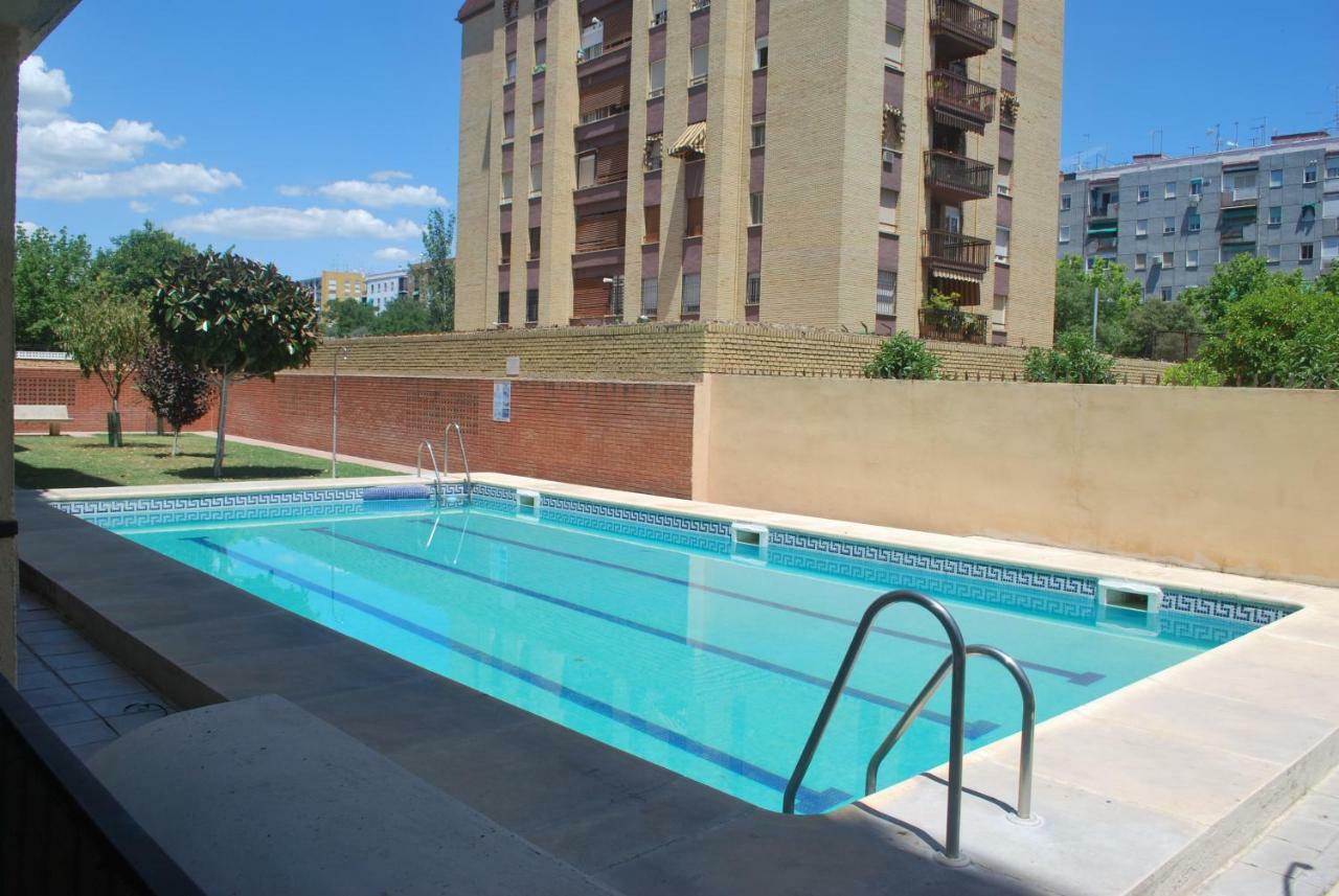 Apartamento Piscina Y Parking Incluidos, Amplio Piso En Av. Manolete Córdoba