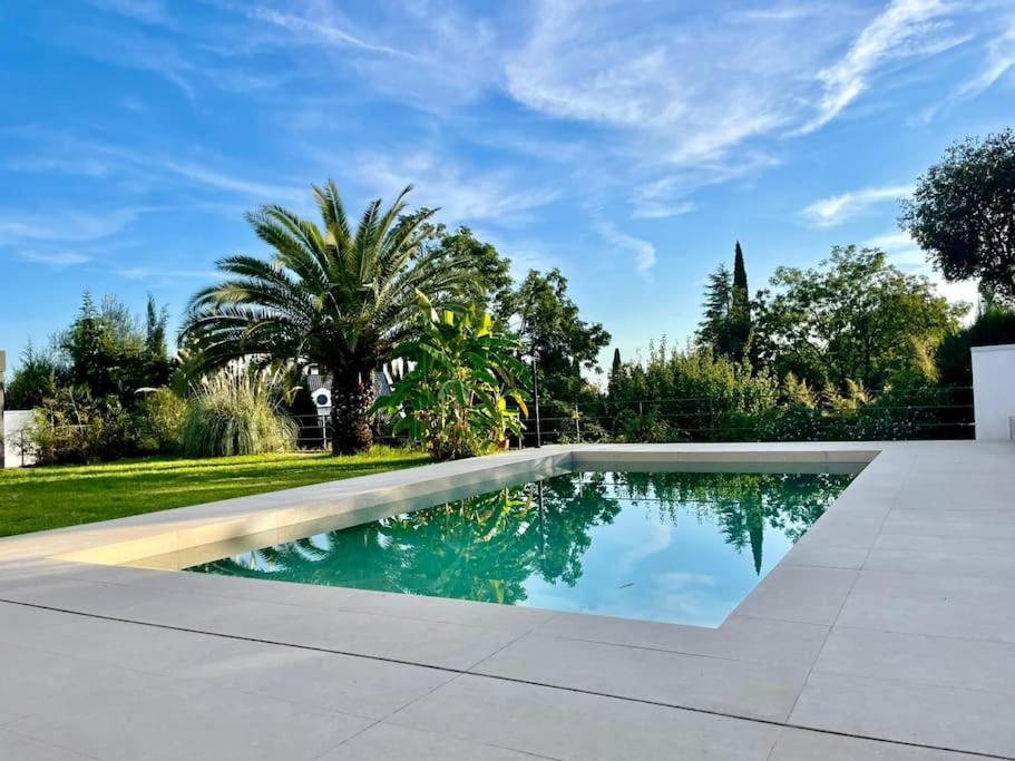 Con Jardin Y Piscina En
