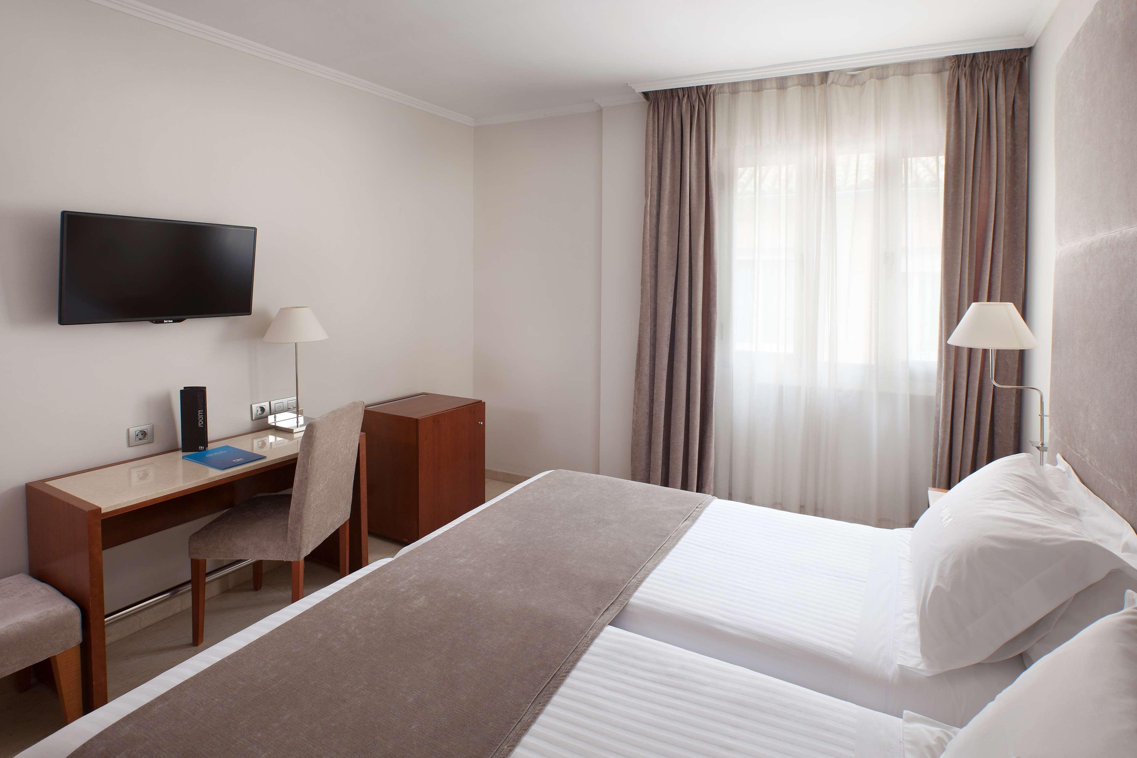 Hotel Nh Califa 4*